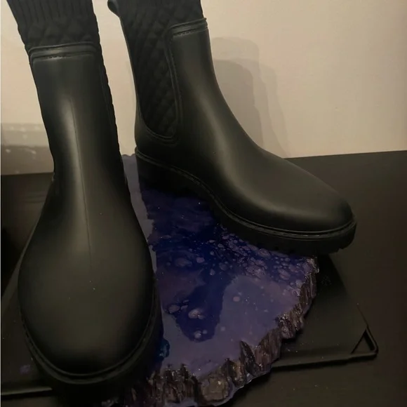 SOLD. Black rain boots with stretchy lining. Never been worn. Brand new size 9. - Picture 4 of 7